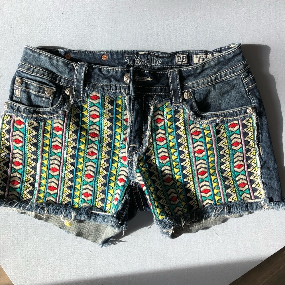 Miss me embroidered shorts. Size 29